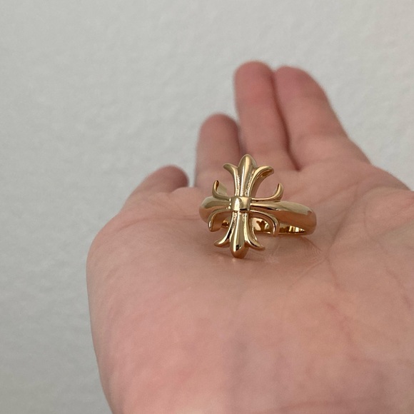 New Vanessa Mooney gold THE FLEUR CROSS RING - Picture 6 of 9